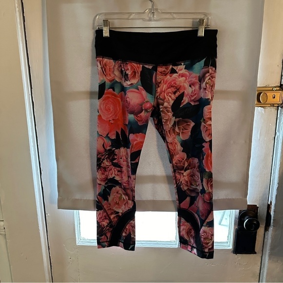 Lululemon  Inspire Crop II Secret Garden size 8 - Picture 4 of 8